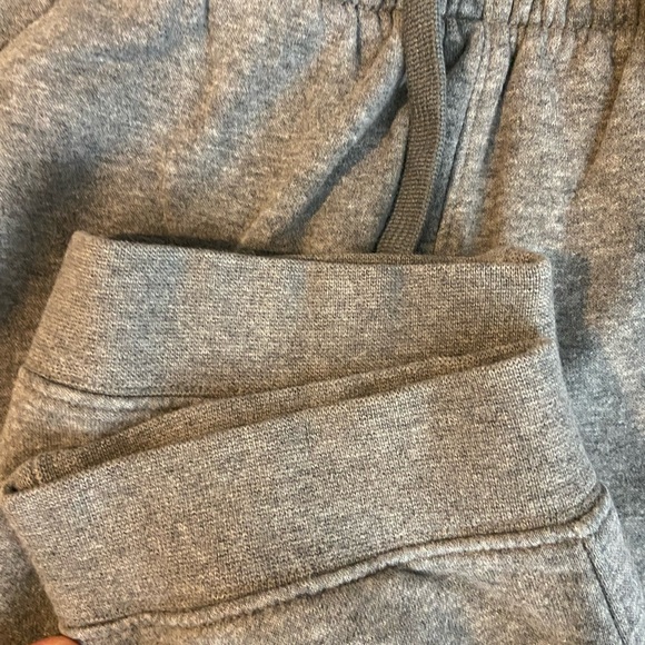 Nike Sportswear Club Fleece
Older Kids' Pullover Hoodie and Sweatpants - Picture 11 of 11